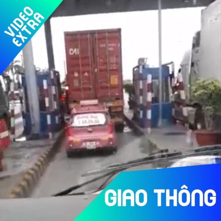Taxi nup duoi container tron tram BOT trot lot o Hai Phong hinh anh