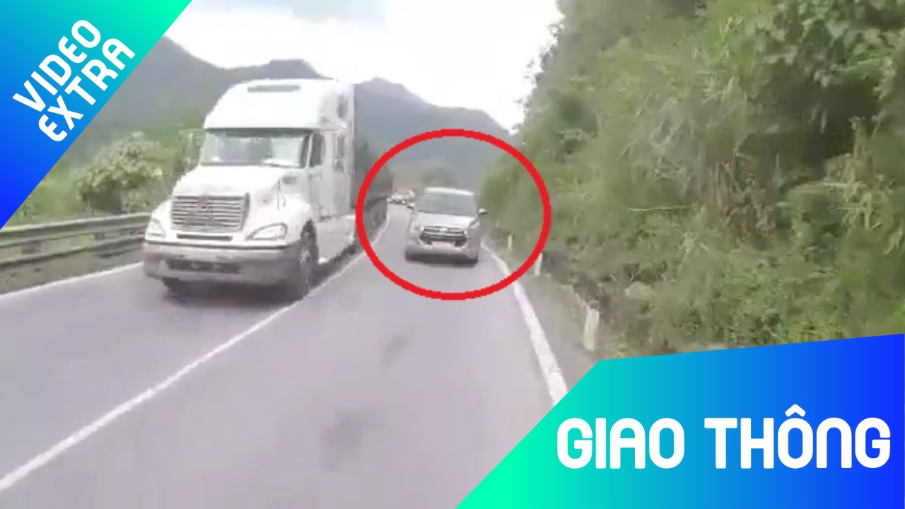 Oto lan lan tren deo, va cham roi di thang hinh anh