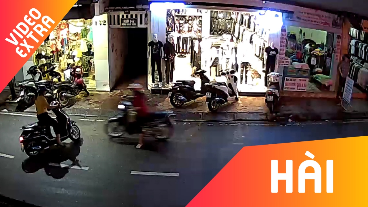 Hai phu nu tay lai yeu dung nhau, mot nguoi nga ra duong hinh anh