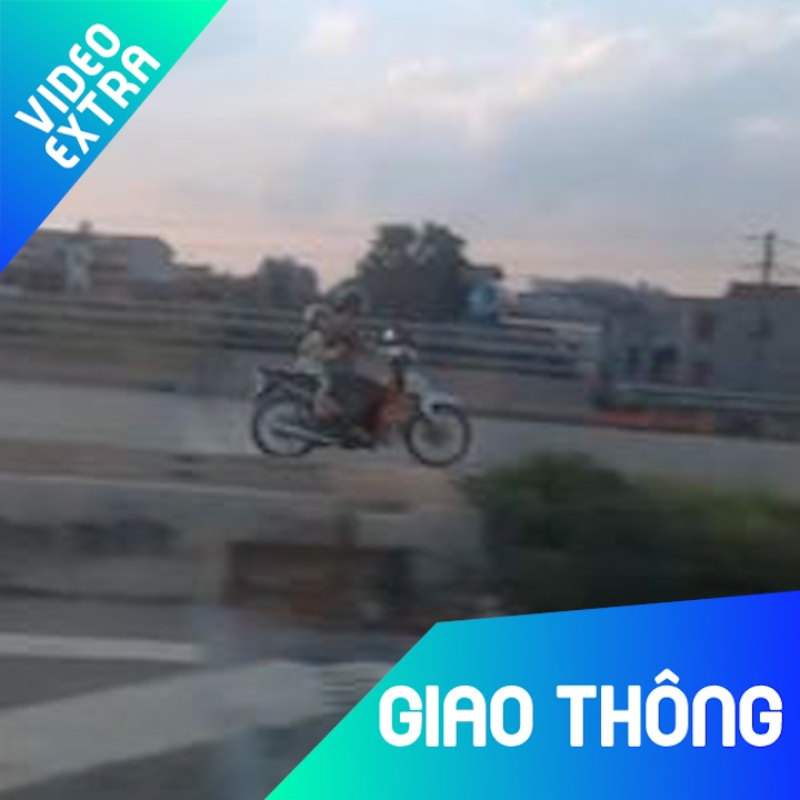 Nguoi phu nu cho tre nho di nguoc chieu cao toc hinh anh