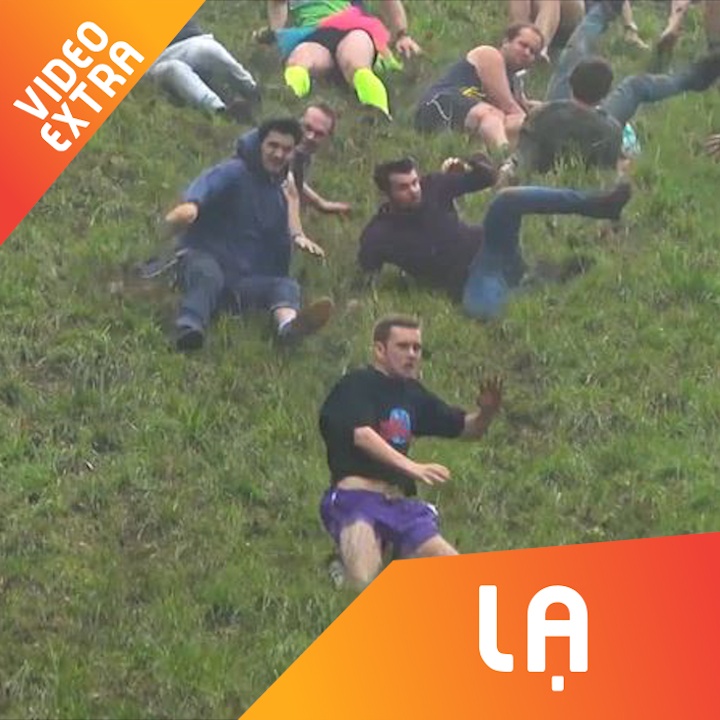 Hang tram nguoi chay dua voi mieng phomat o Anh hinh anh