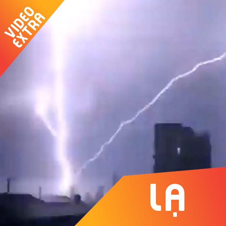 Nhung tia set tuyet dep tren nen troi dem o TP.HCM hinh anh