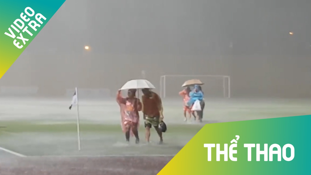 Cac fan nu cam du che mua cho Bui Tien Dung giua troi mua sam chop hinh anh