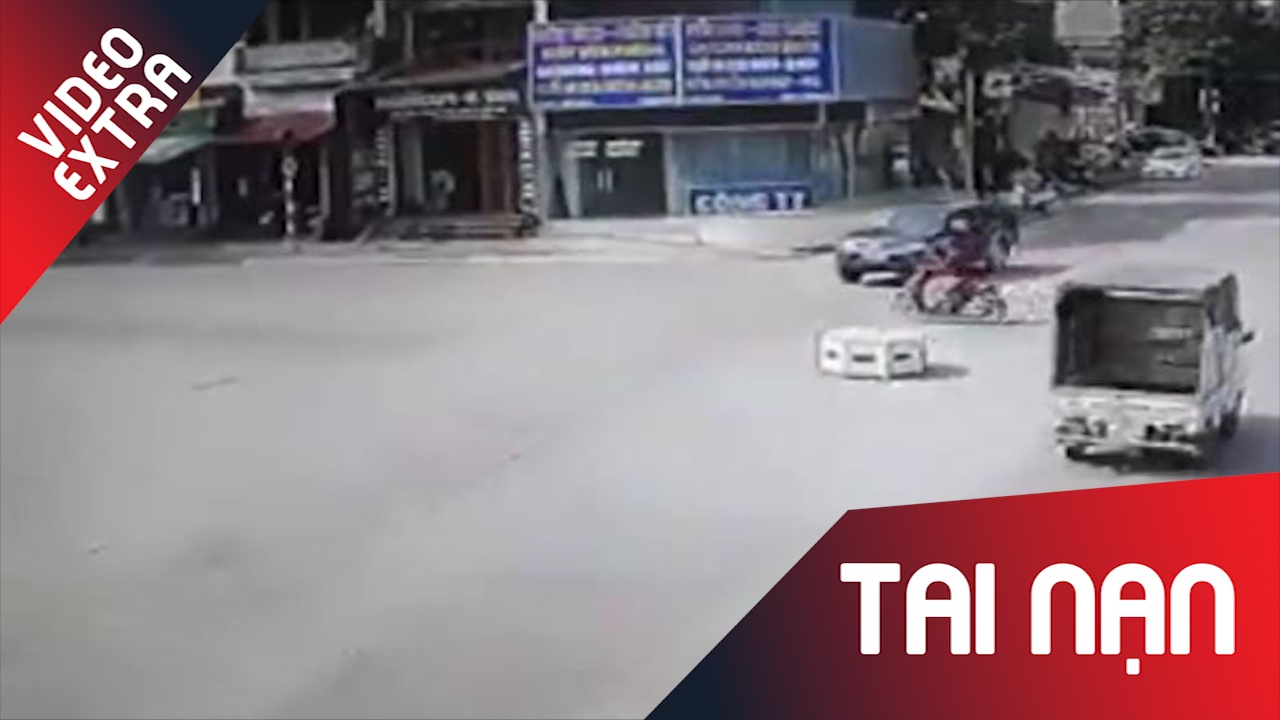 Oto ban tai va cham nguoi di xe may giua giao lo hinh anh