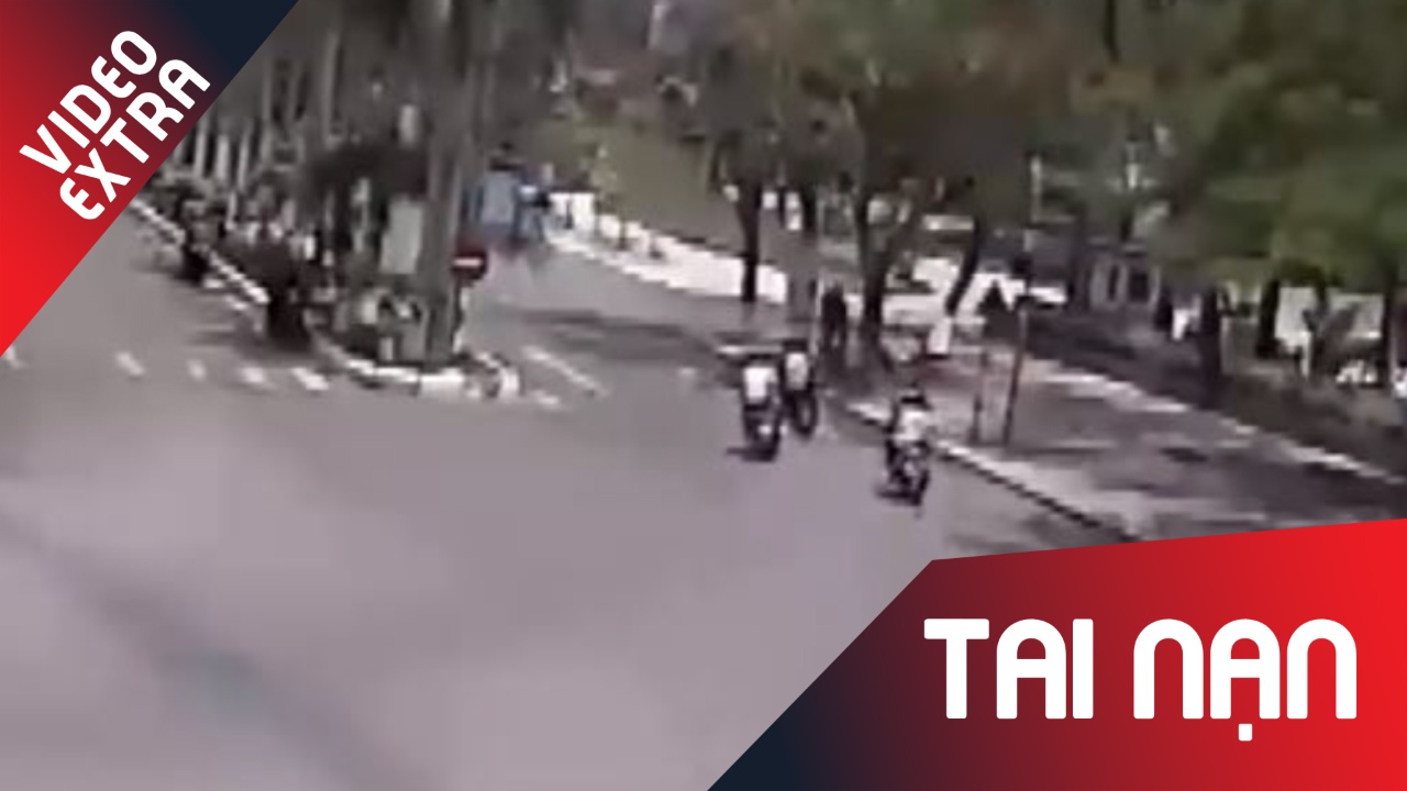 Xe may om cua that bai, dam sam goc cay o Hai Phong hinh anh