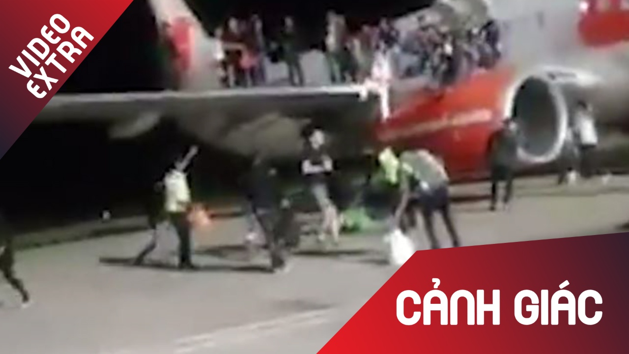 Hanh khach thao chay khoi may bay vi bao dong bom hinh anh