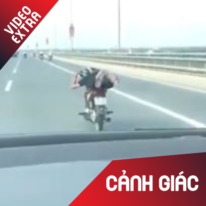 Thanh nien nam tren xe may chay tren cau Nhat Tan, Ha Noi hinh anh