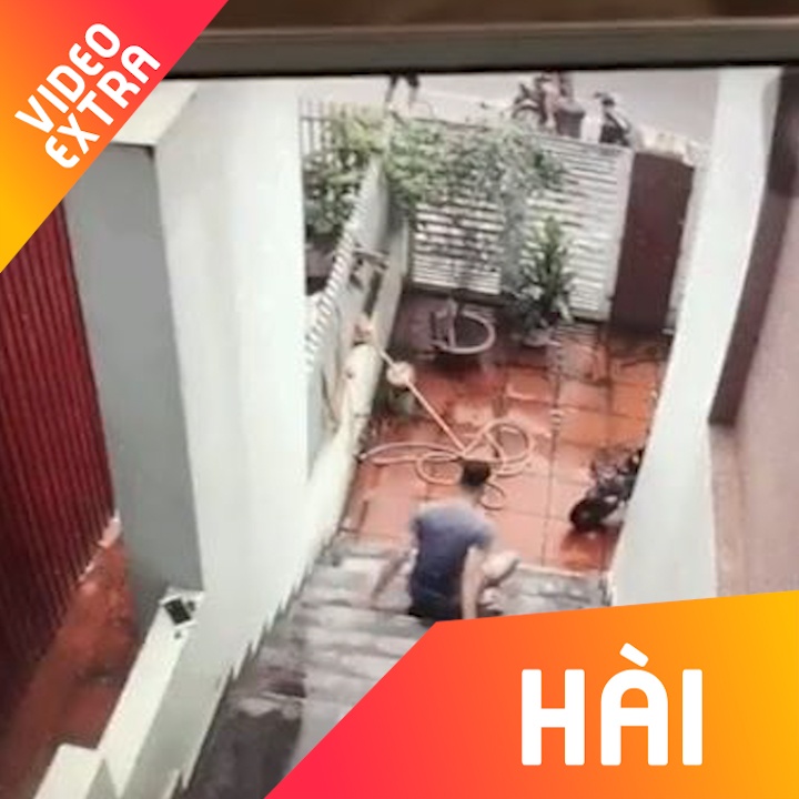 Thanh nien may man cuu chiec dien thoai khong bi roi xuong san hinh anh