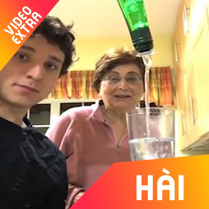 Ba cu giat minh hai huoc khi xem chau dien ao thuat hinh anh