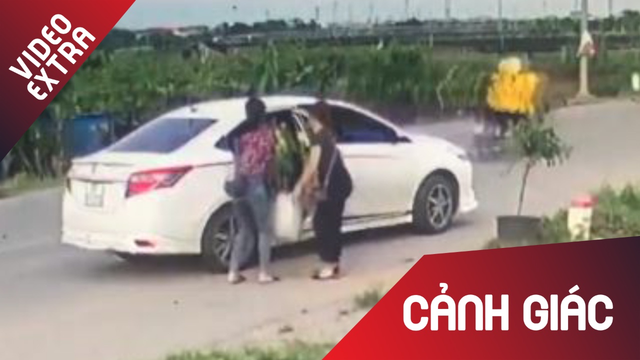 Nguoi phu nu di oto be trom chau cay ven duong o Vinh Phuc hinh anh