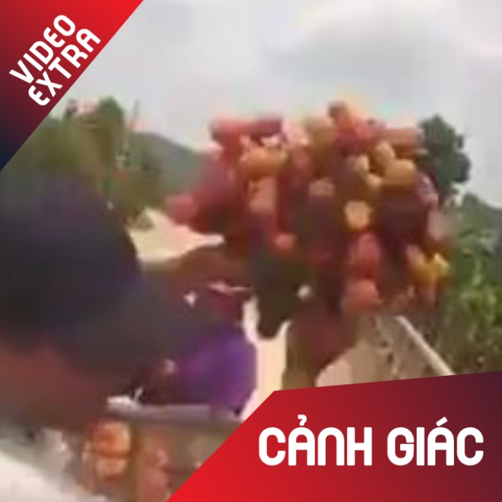 Nguoi nong dan nem vai xuong song vi duoc mua mat gia hinh anh