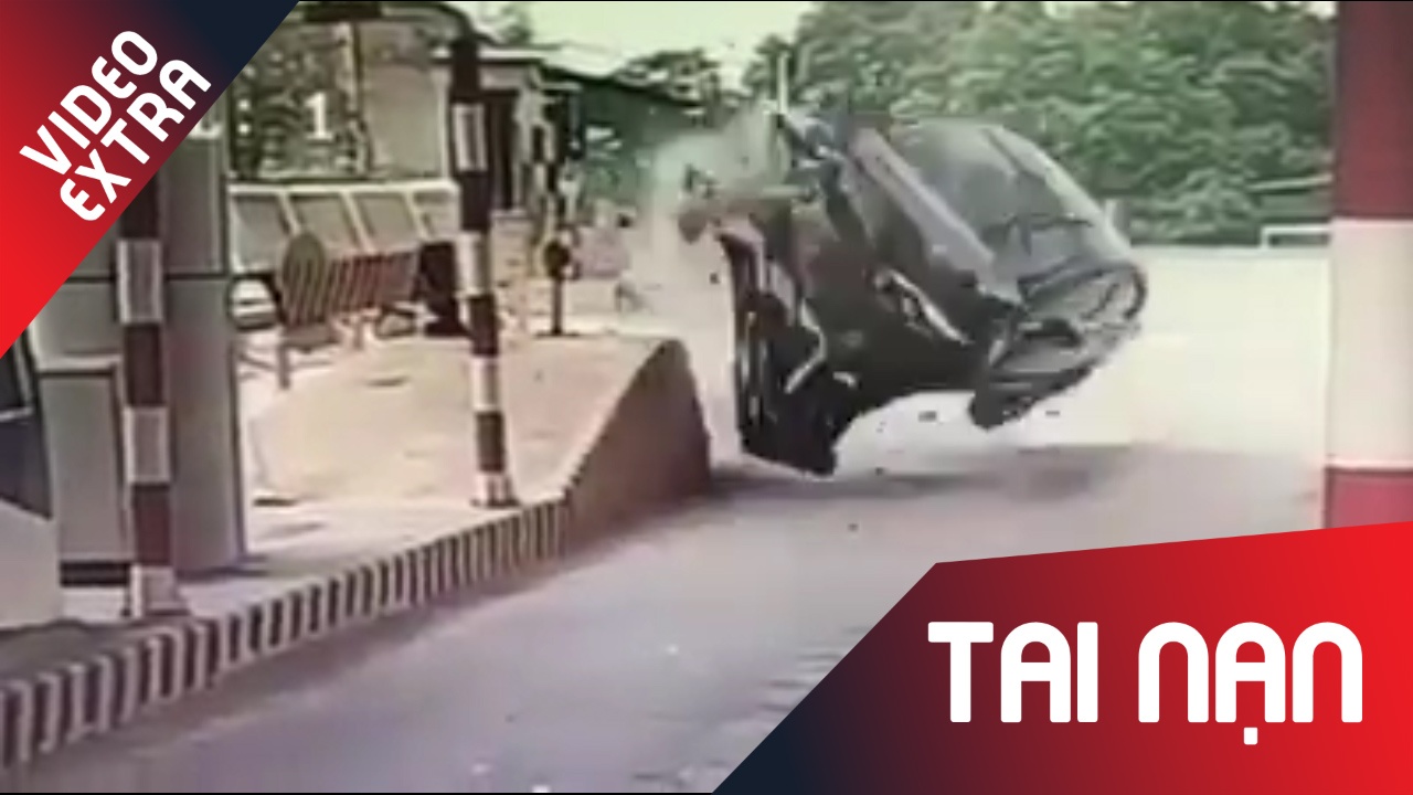 Oto bat ngua khi lao vao tram thu gia hinh anh