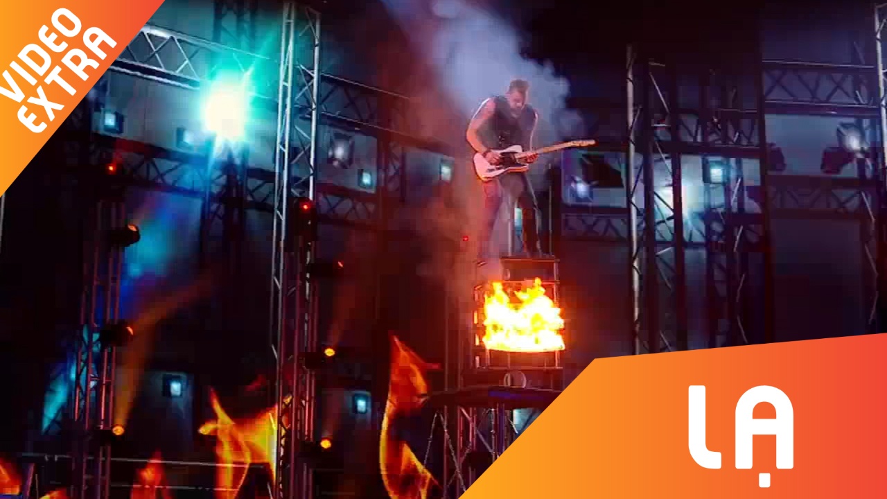 Anh chang vua giu thang bang tren lua, vua choi nhac rock hinh anh