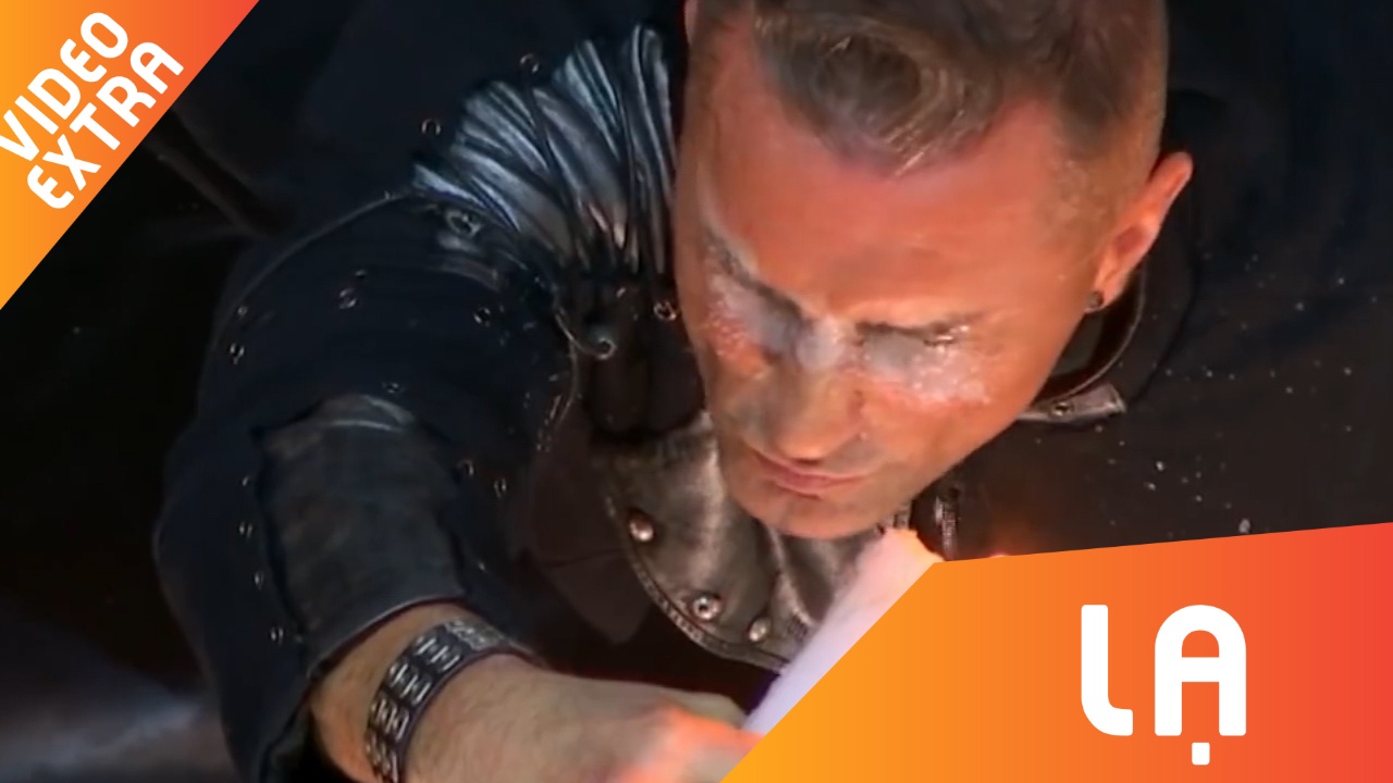 Anh chang nho sap vao mat, chem trai cay tren dau giam khao hinh anh