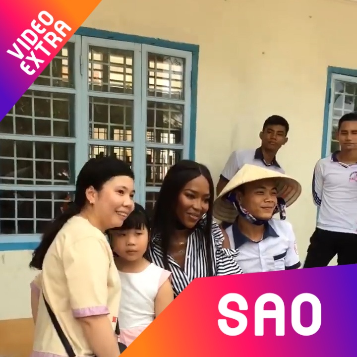 'Me de' The Face Naomi Campbell giao luu cung hoc sinh tai Can Tho hinh anh