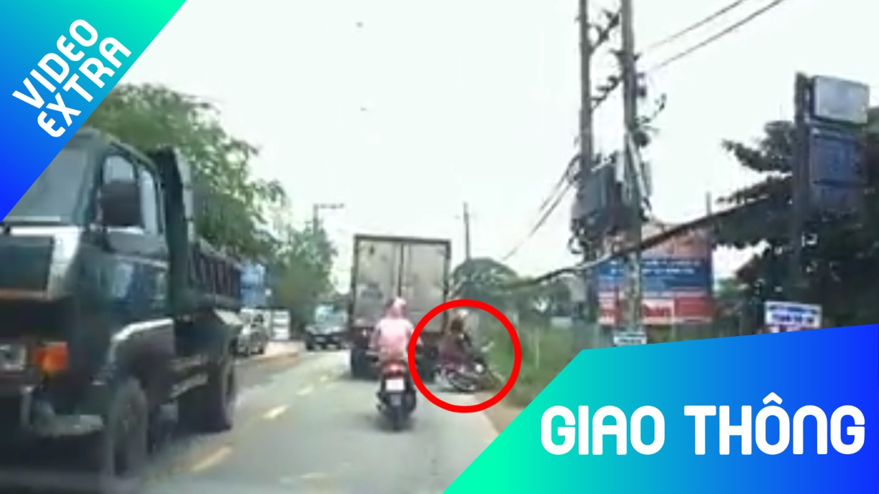 Xe tai lan le khien 2 nguoi di xe may te nga hinh anh