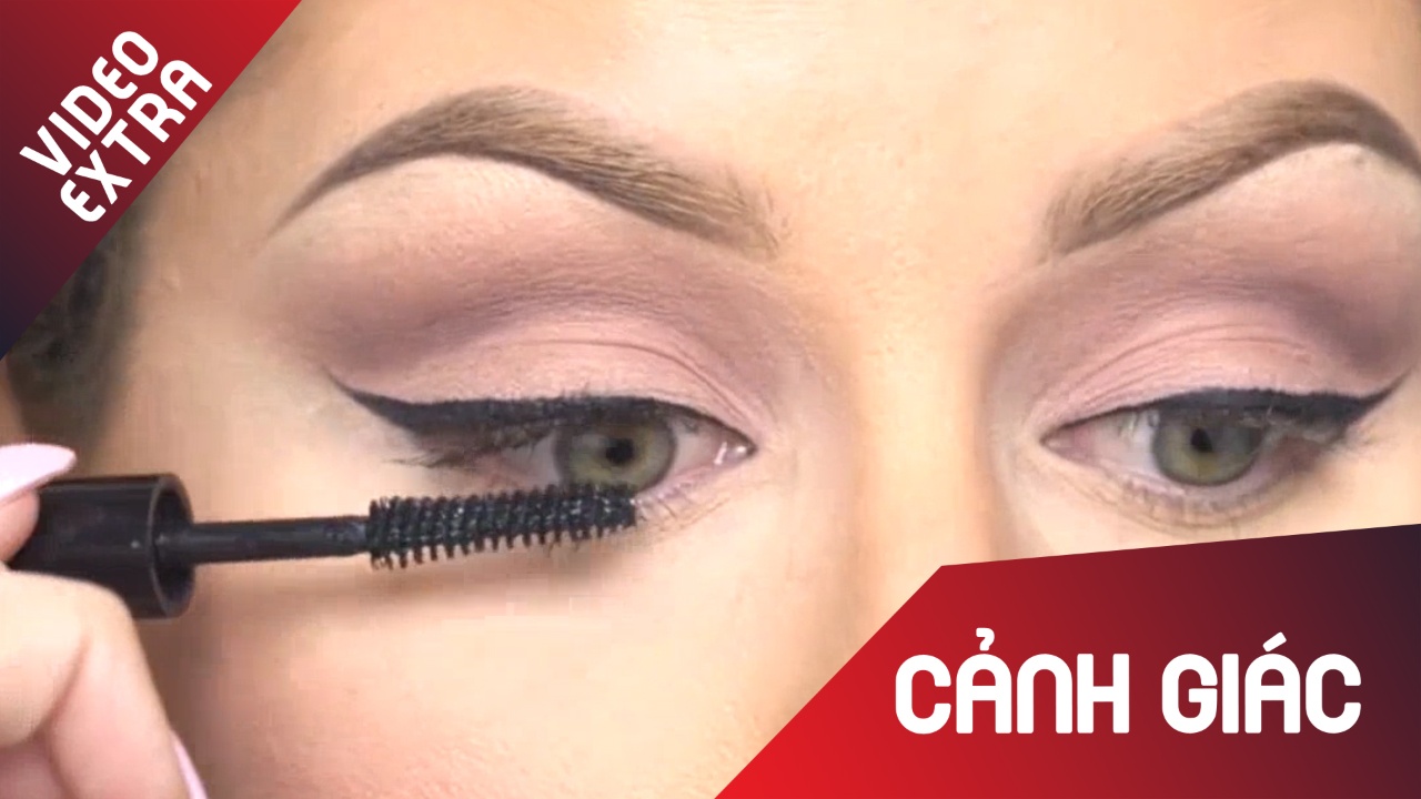 Nguoi phu nu suyt mu vi chuot mascara 25 nam ma khong tay trang hinh anh