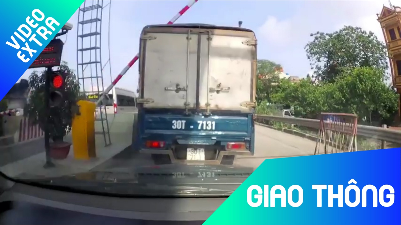 Oto 'tranh thu' qua tram thu gia, khi barie bi hong hinh anh