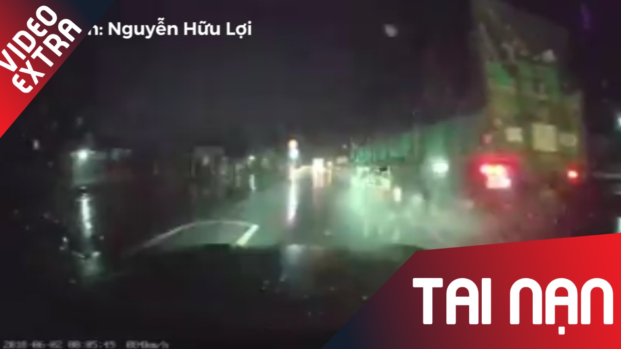 Bi xe tai ep, oto thoat chet khi chuyen qua ben kia lan duong hinh anh