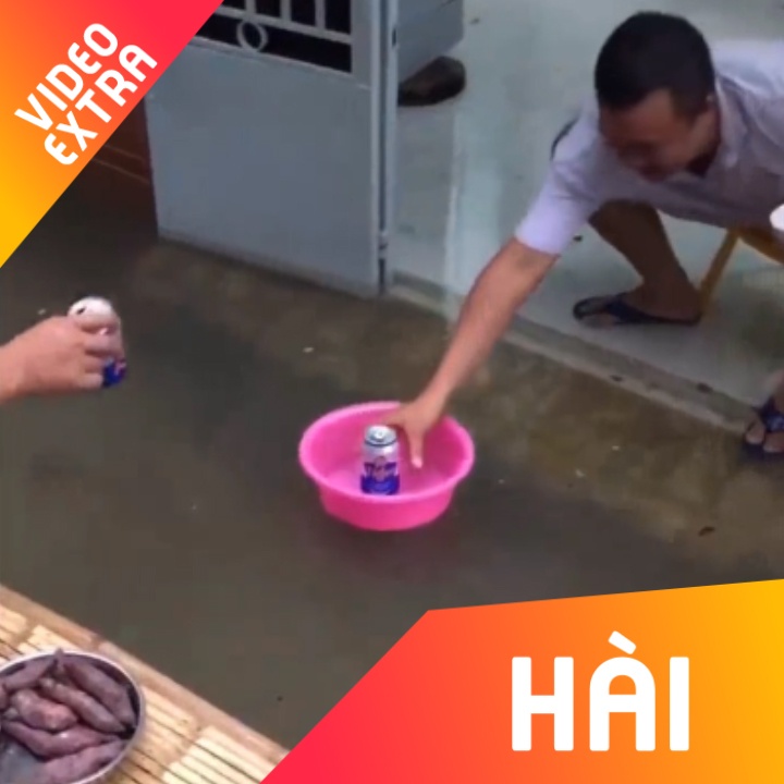 Hai nguoi dan ong ngoi nhau, bat chap nuoc ngap hinh anh