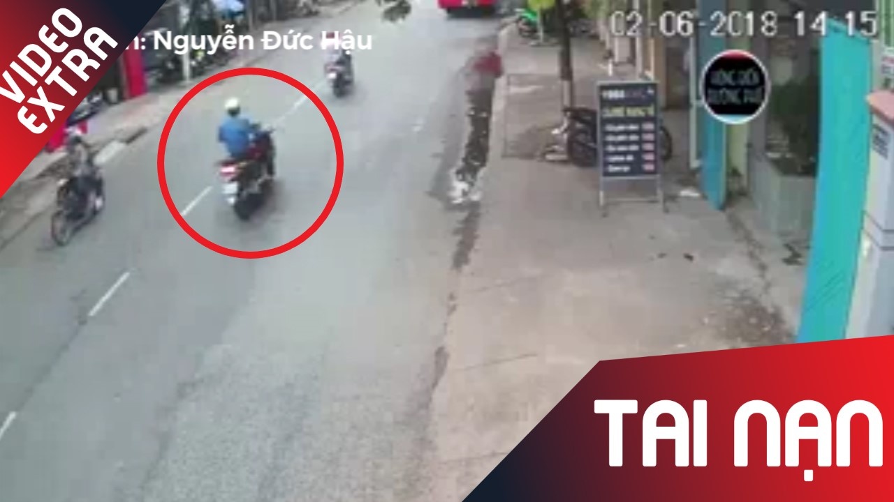 Bat ngo nga xe xuong duong, nam thanh nien bi oto can trung hinh anh