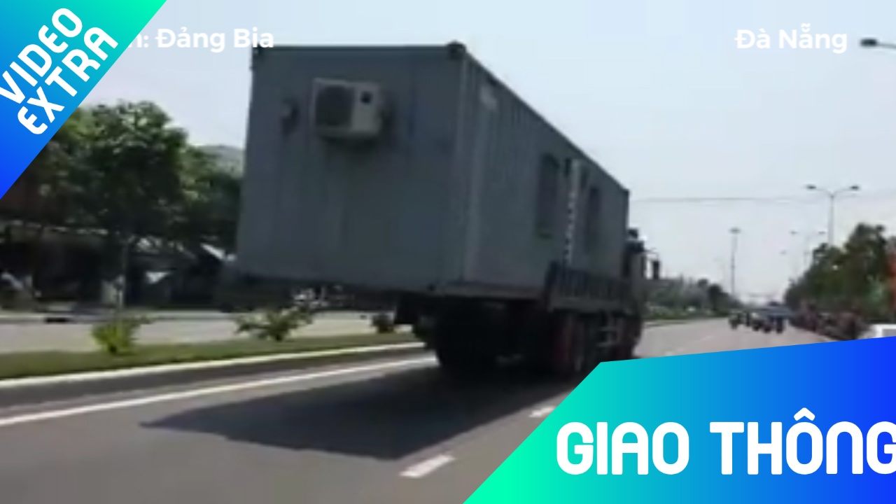 Tai xe than nhien cho thung container khong lo di chuyen tren duong hinh anh