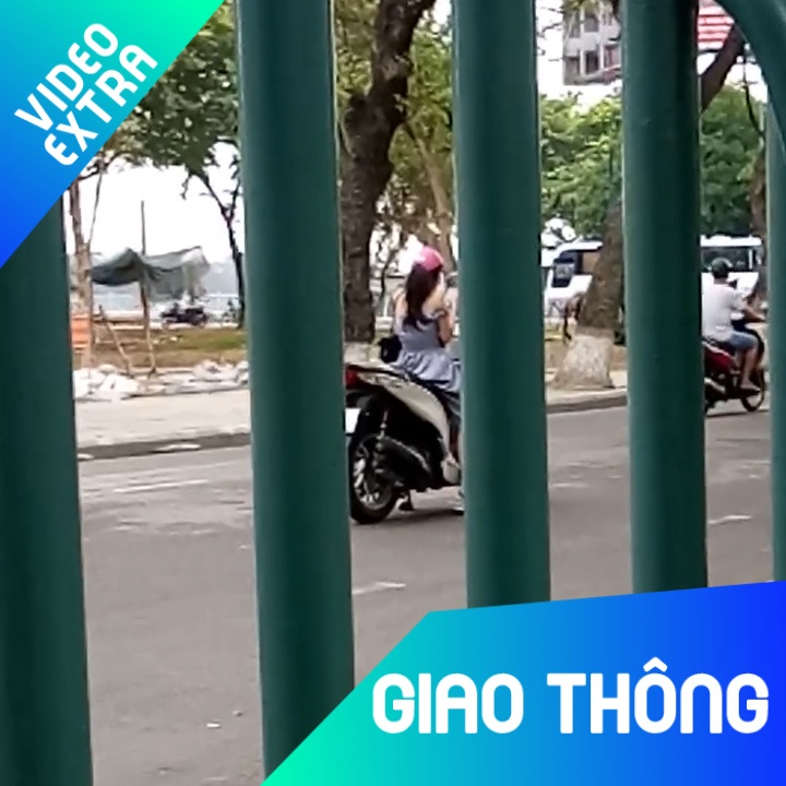 Co gai tu tien dung xe giua long duong dong duc hinh anh