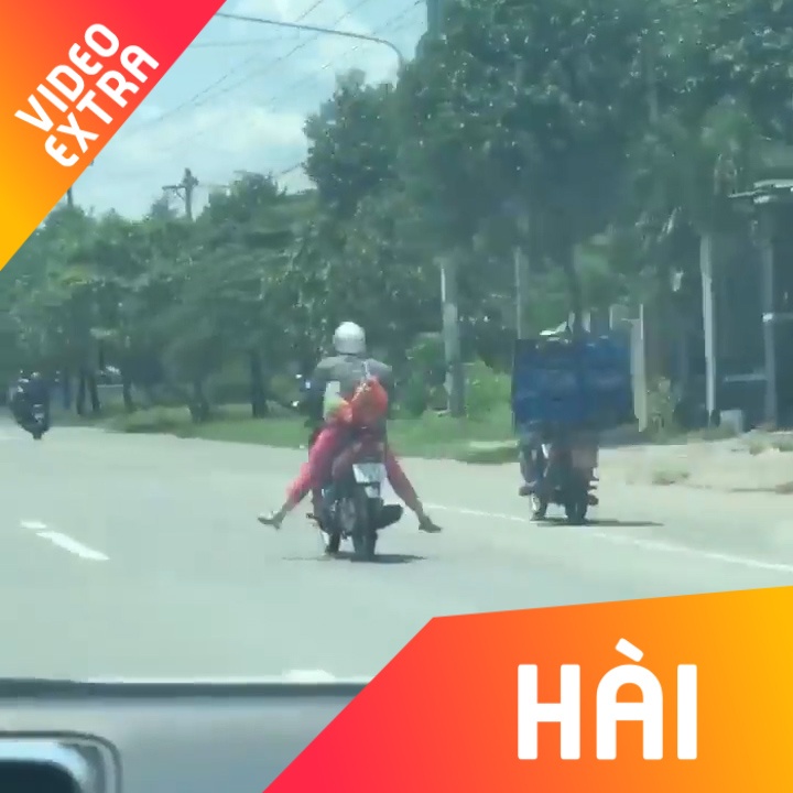 Nguoi phu nu bo ca tay chan khi dang lai xe de tap the duc hinh anh