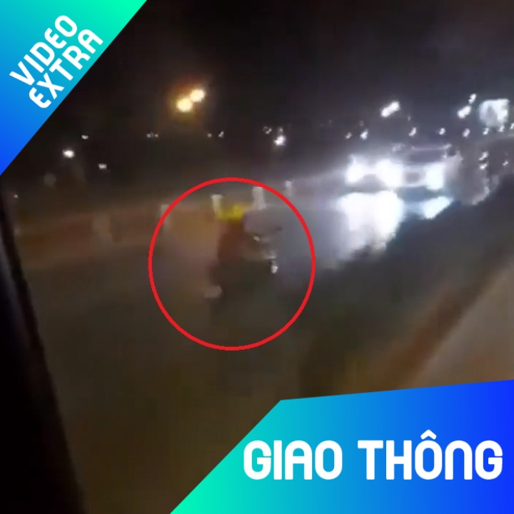 Xe may nguoc chieu, lach xe tai bat mang tren cau hinh anh