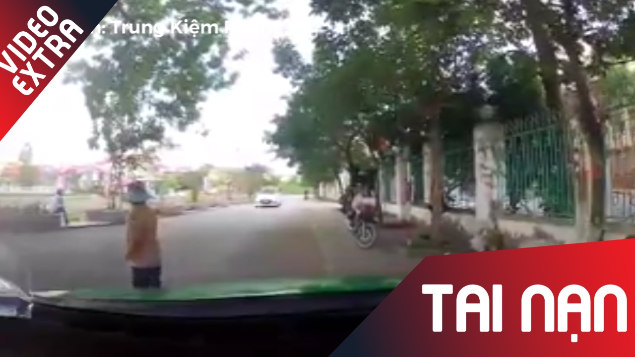 Tranh xe phia truoc, cu gia bi xe phia sau dam nga xuong duong hinh anh