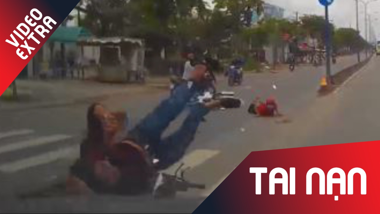 Va quet xe may, nam thanh nien lao thang vao dau oto hinh anh