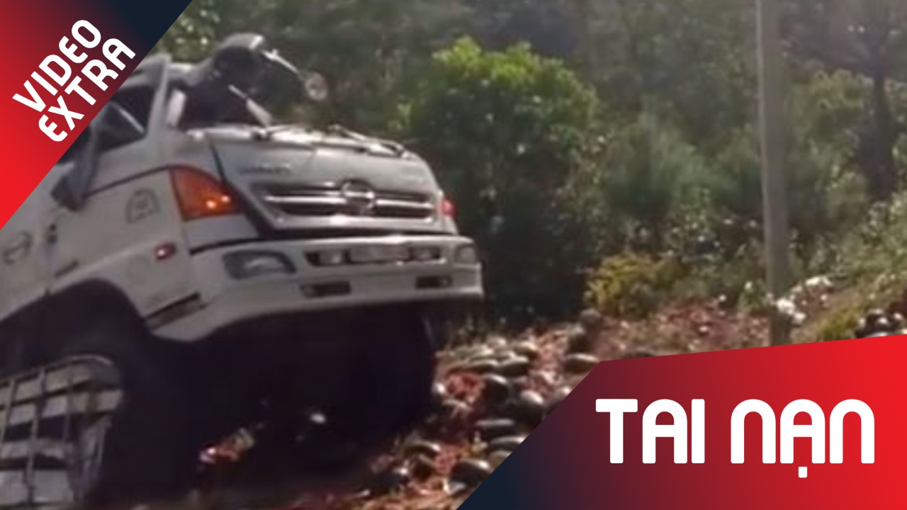 Xe tai cho hang tan dua hau lat tren deo o Dien Bien hinh anh