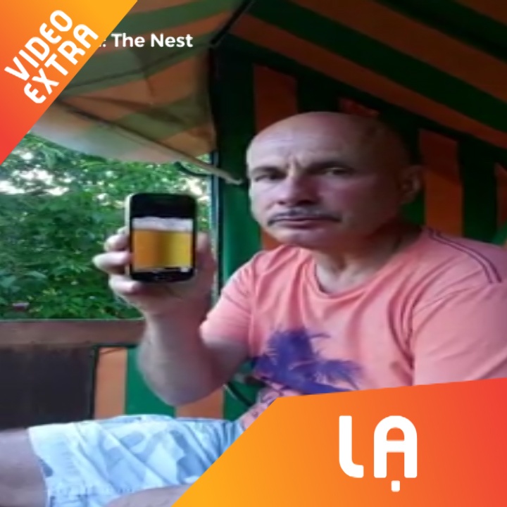 Nguoi dan ong thuong thuc coc bia ngay tren chiec dien thoai hinh anh