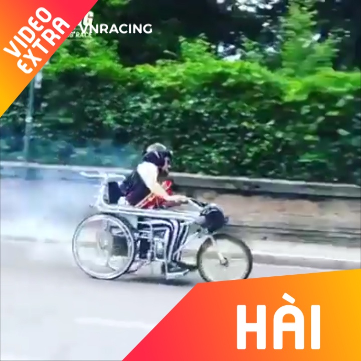 Anh chang tu che xe lan gan dong co dam sam vao cua hinh anh