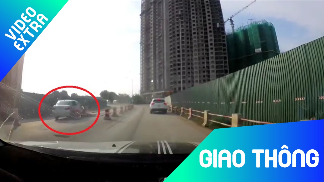 Oto bat ngo dao lai, tong nat rao chan giua duong hinh anh