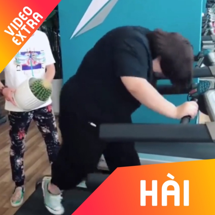 Dung xuong rong thuc day nguoi tap co gan tren may chay bo hinh anh