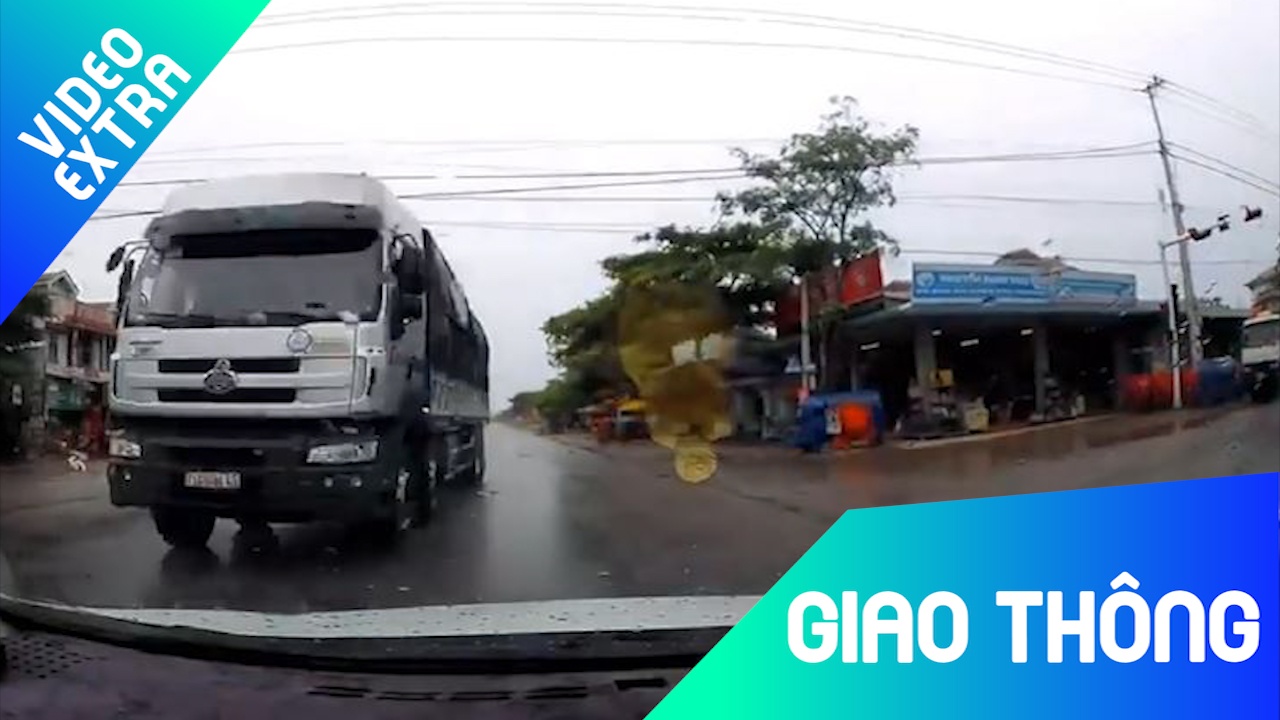 Xe tai lan lan, ngang nhien di nguoc chieu gay nguy hiem hinh anh