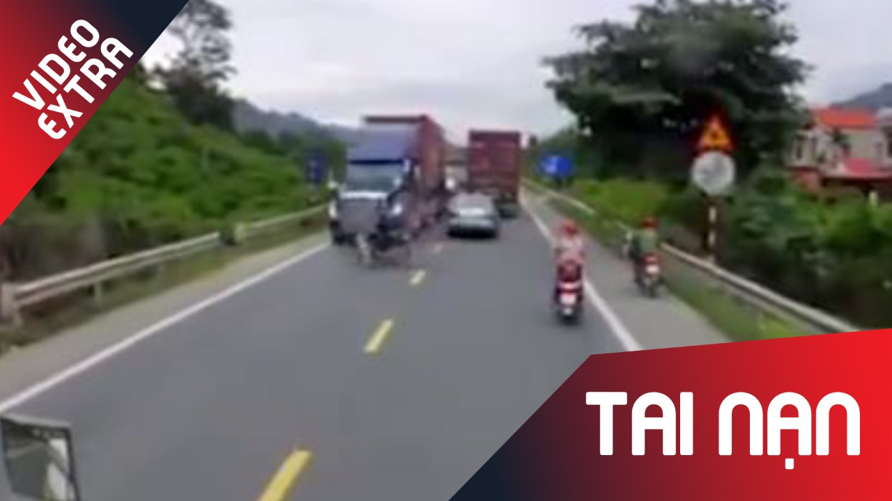 Sang duong 'bat ngo', nguoi di xe may bi container dam chet hinh anh