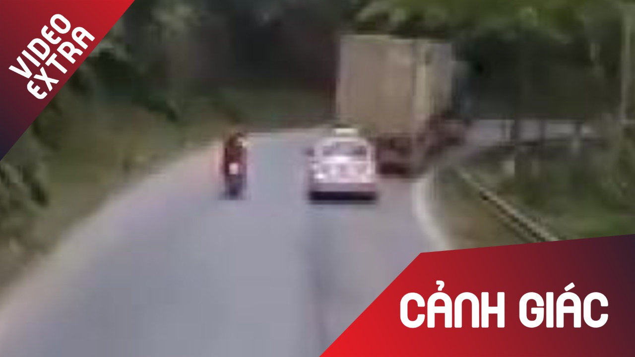 Xe may vuot au thoat chet trong gang tac truoc container hinh anh