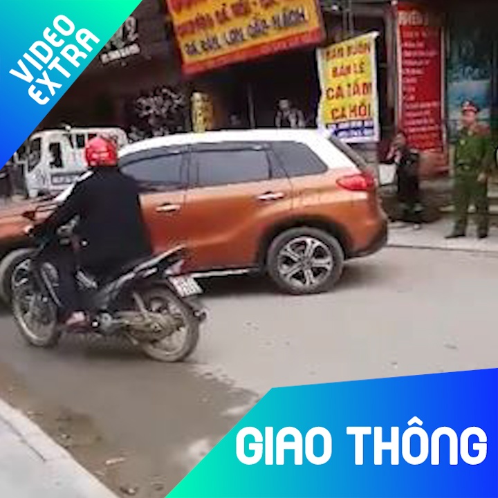 Nguoi phu nu do oto chan ngang duong, thach thuc CSGT hinh anh