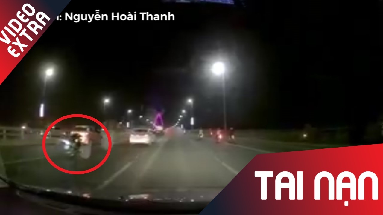 Phong vao lan oto, xe may dam thang duoi xe tai hinh anh