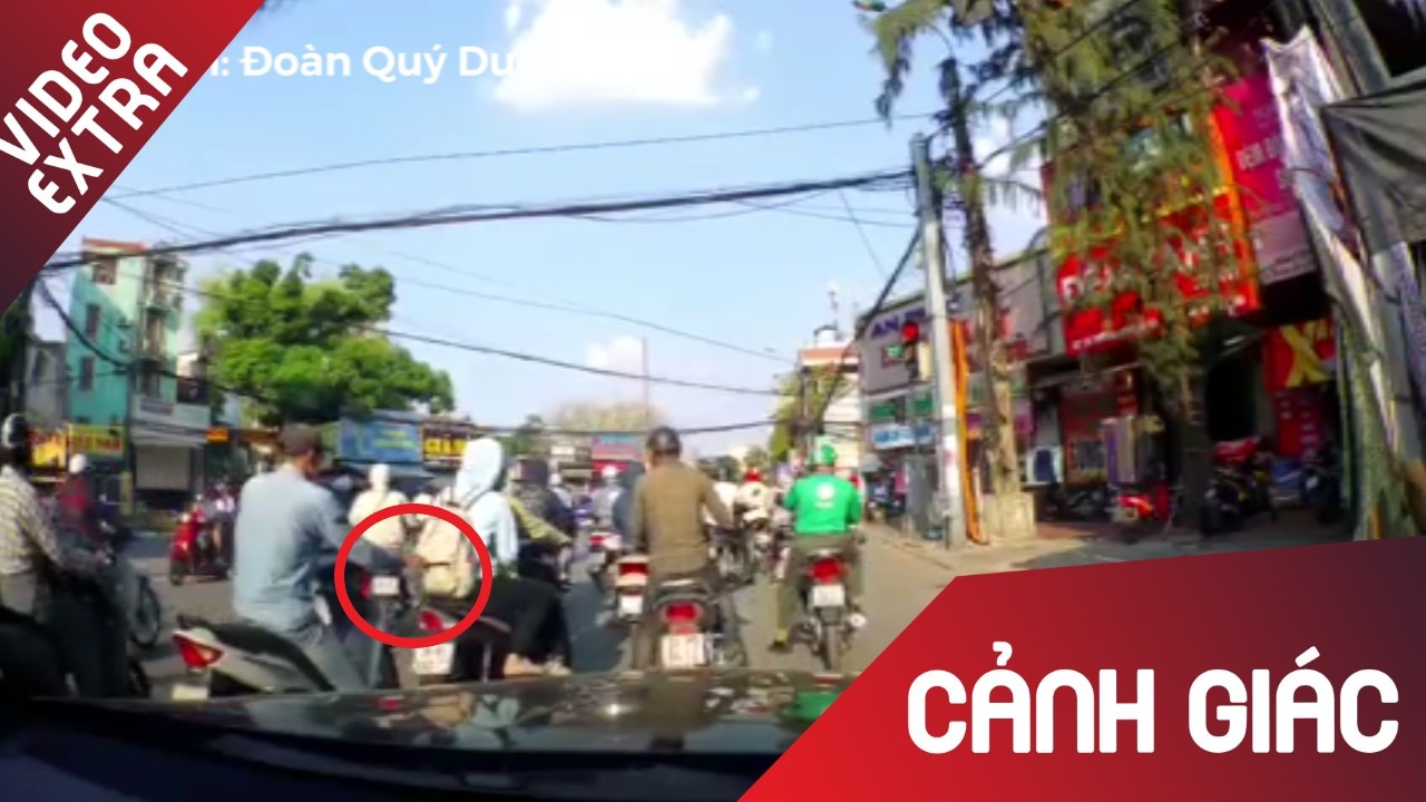 Thanh nien than nhien moc tui giua nga tu hinh anh