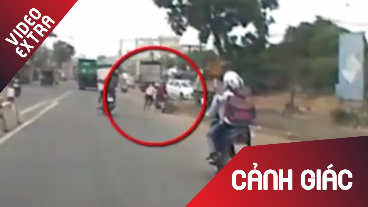 Co gai bat ngo bi 2 thanh nien giat tui xach ngay tren duong hinh anh