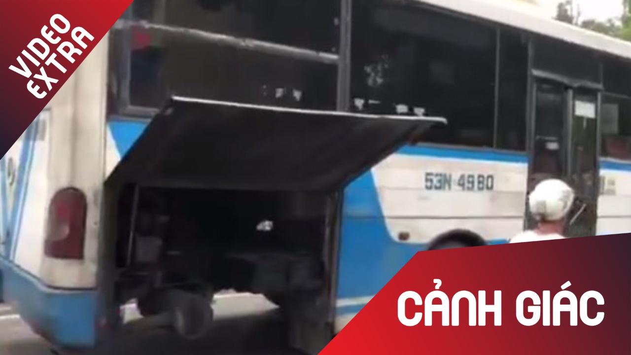Xe bus bat nap dong co van than nhien luu thong tren duong hinh anh