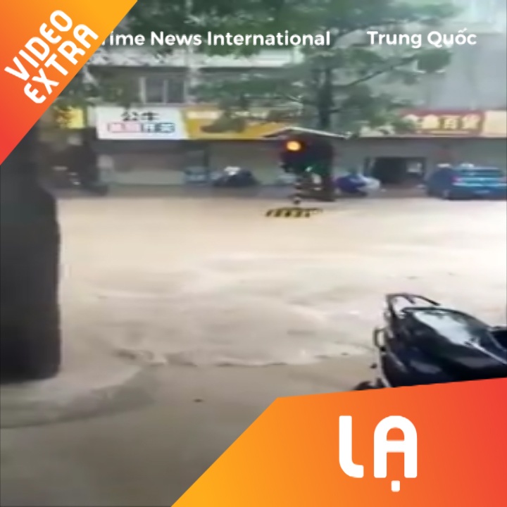 Tru den tin hieu troi lenh benh sau tran mua lon o Trung Quoc hinh anh