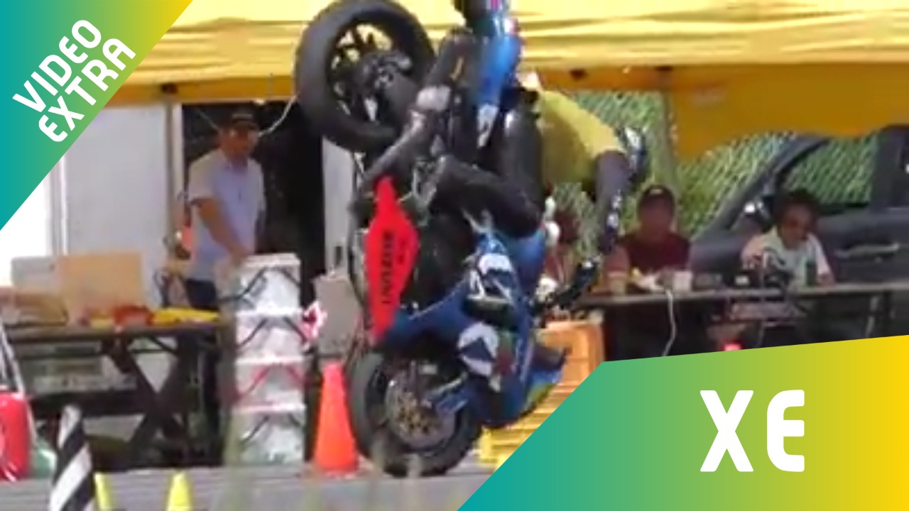 Boc duoi xe qua tron, tay dua nga up mat xuong duong hinh anh