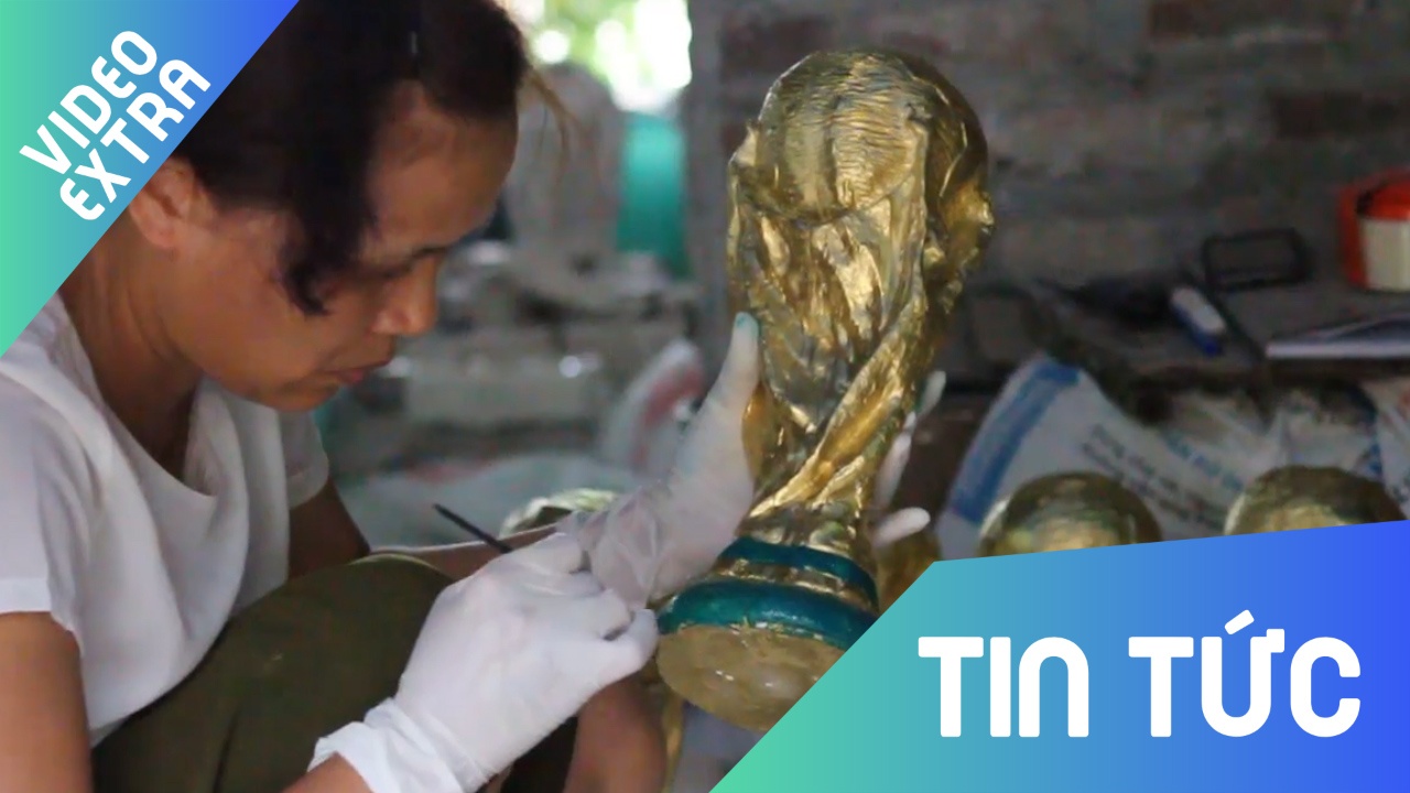 Ben trong xuong lam 'cup vang World Cup' xuat sang Nga o Ha Noi hinh anh