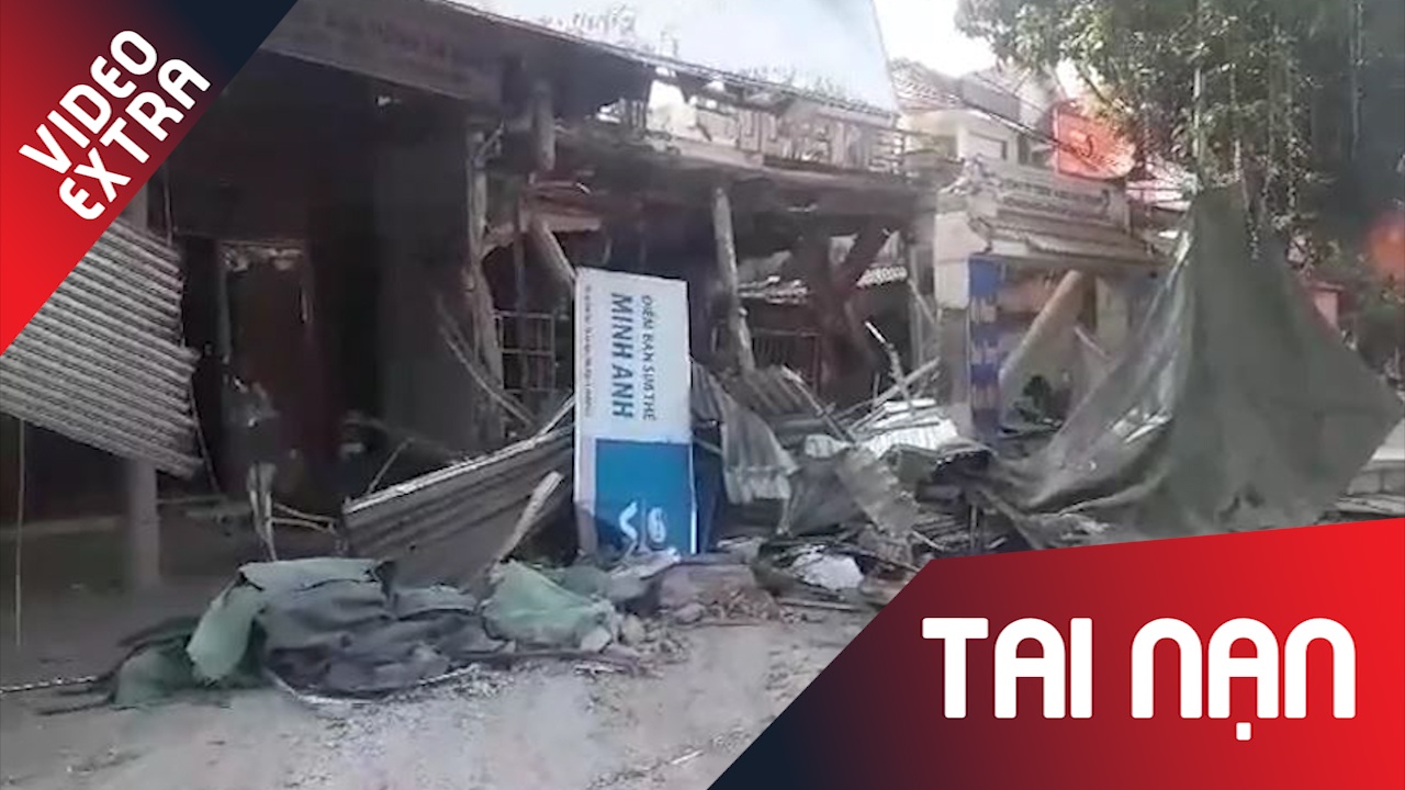 Hien truong vu tai nan xe tai dam vao 3 nha dan hinh anh