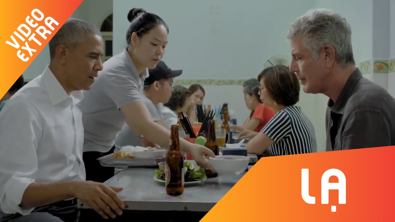 Xem lai video dau bep Anthony Bourdain cung Obama an bun cha Ha Noi hinh anh