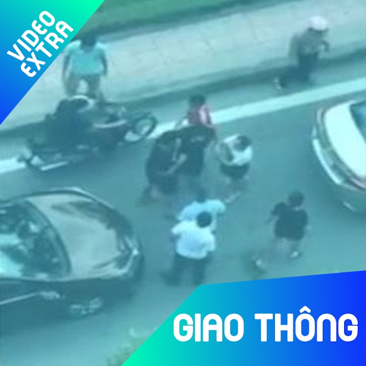 Hai chu xe oto gay cai va 'hon loan' sau khi va cham hinh anh